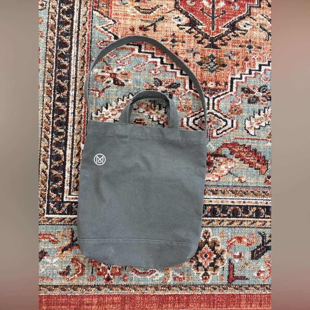 Monocle Canvas Tote Bag in Olive Gray Green ?